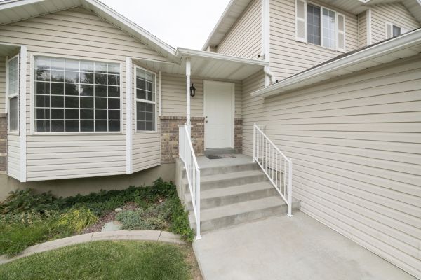 Cost of White Vinyl Siding Replacement in St Louis